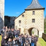16 Gruppenbild auf der Burg.jpg